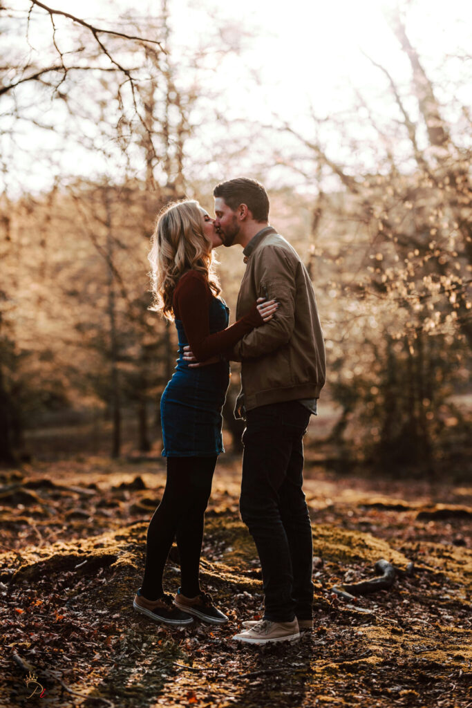 The Holding Hands Kiss – A Symbol of Deep Connection