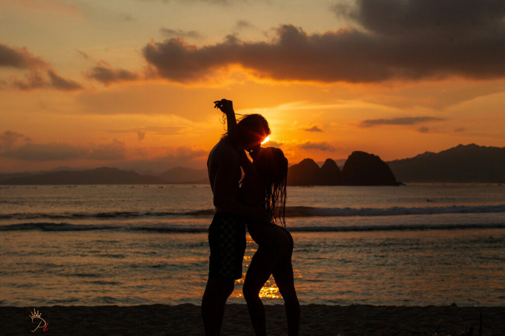 The Silhouette Kiss – A Dreamy and Artistic Shot