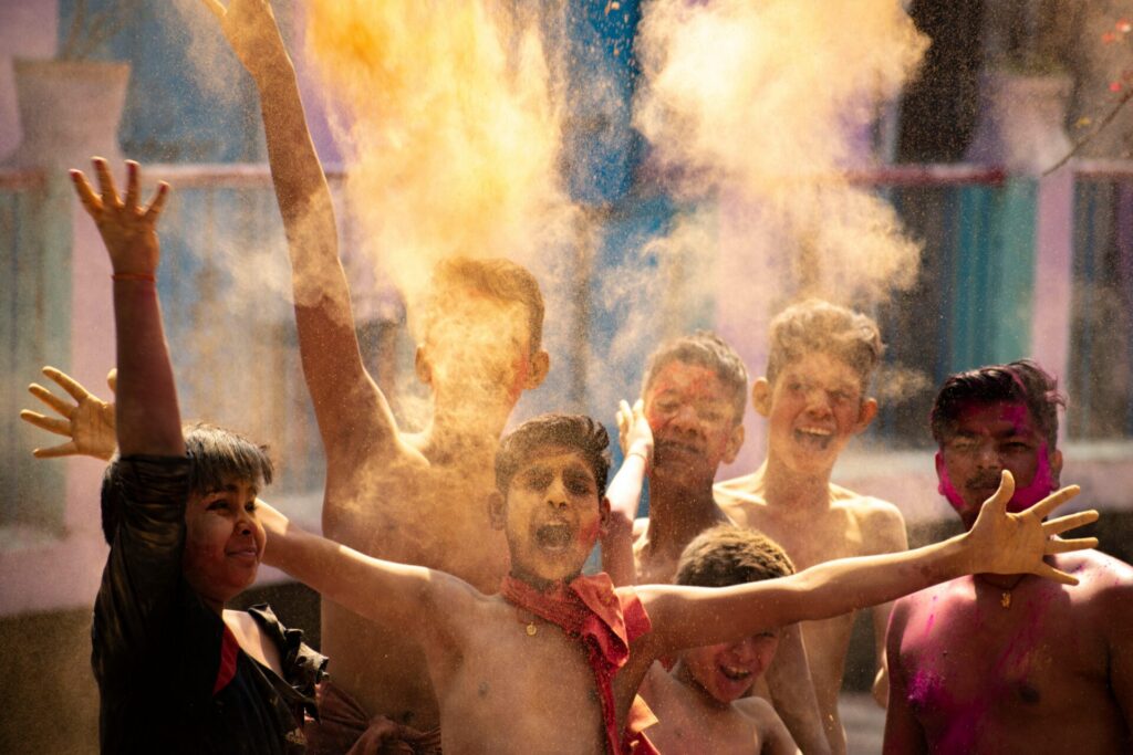 1.The Traditional Colors Throwing Pose